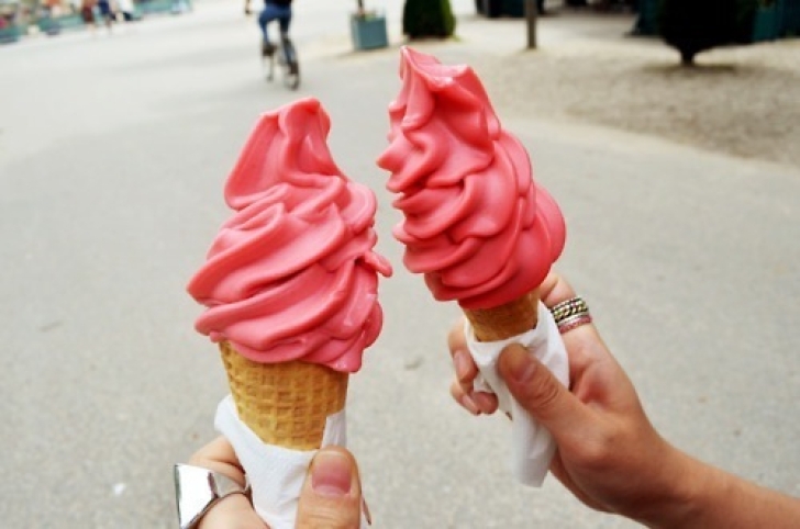 cream-ice-icecream-pink-om-1734451